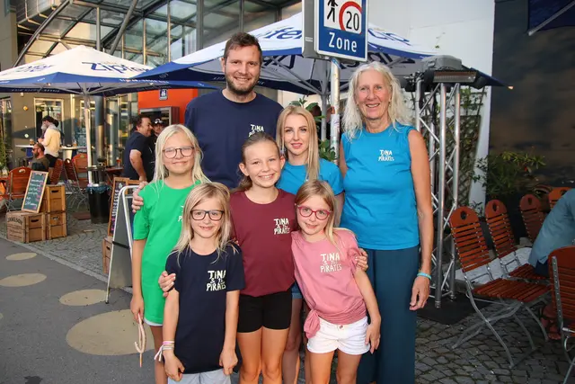 Manuel und Anneliese Jandl mit jungen Musik-Fans.