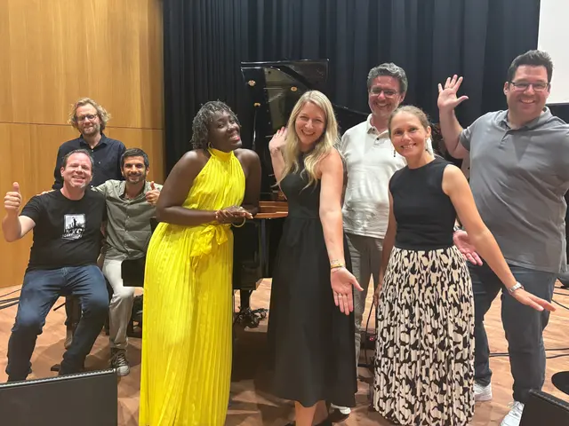 Organisator und Schlagzeuger Gernot Bernroider, Pianist Matthias Bublath, Bassist Navid Djawadi, Sängerin Chanda Rule, KI-Nutzerin Cornelia Windsperger, KI-Experte Theodorich Kopetzky, Moderatorin Martina Kohlmann und PO3-Geschäftsführer Martin Sporrer (v. l. n. r.). | Foto: MeinBezirk/Anja Kern