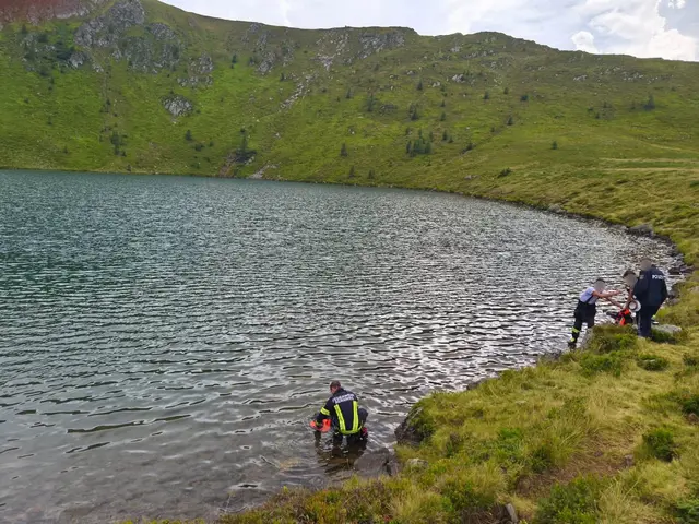 Von der Lausnitzerhütte ging es für die Einsatzkräfte zu Fuß zum Lausnitzsee und anschließend mit befüllten Löschrucksäcken bis zur Brandstelle.  | Foto: Freiwillige Feuerwehr Rennweg am Katschberg