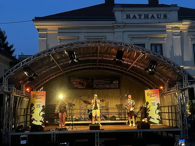 Musik, Sommer und gute Laune: Der Rathausplatz in St. Paul wurde zur stimmungsvollen Open-Air-Bühne, auf der gemeinsam für den musikalischen Nachwuchs musiziert und gesungen wurde. | Foto: Pia Lorenz