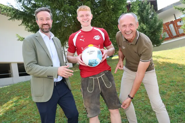 Mit Landeshauptfrau-Stellvertreter Stefan Schnöll, Nicolas Seiwald und SalzburgerLand-Tourismus-Geschäftsführer Leo Bauernberger | Foto: SalzburgerLand Tourismus/Franz Neumayr
