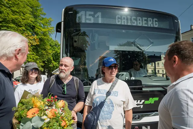 Als Dankeschön überreichten Albus-Geschäftsführer Hermann Häckl und Florian Kreibich (Gaisberg-Koordinator) der deutschen Urlauberfamilie Dietrich einen Blumenstrauß. | Foto: Stadt Salzburg/Alexander Killer