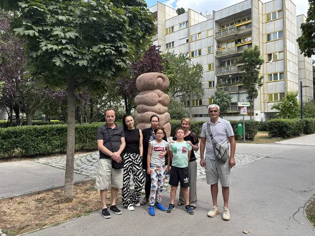 Verdat Göksu (r.) mit weiteren Mitgliedern der Wiener Mieter Union. Links steht Kassier Selatin Qehaja, in der Mitte Suzana Gruochevski, die besonders von Schimmel betroffen ist. | Foto: Luca Arztmann/MeinBezirk
