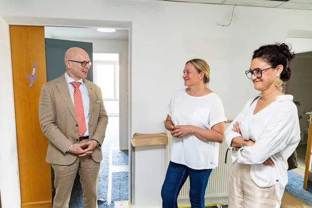 Im Bild: Landesrat Wolfgang Fürweger mit Marion Kreidenhuber (Einrichtungs-Leitung) und Andrea Schmid (Direktorin Caritas Salzburg). | Foto: Land Salzburg/Neumayr/Hofer
