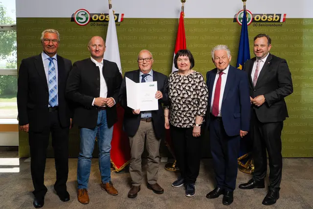 SB-Bezirksobmann Walter Nömaier, Bürgermeister Thomas Priewasser, Josef Dick und seine Nachfolgerin Anna Aigner, Landesobmann Josef Pühringer und Landesgeschäftsführer Franz Ebner.

 | Foto: OÖ Seniorenbund