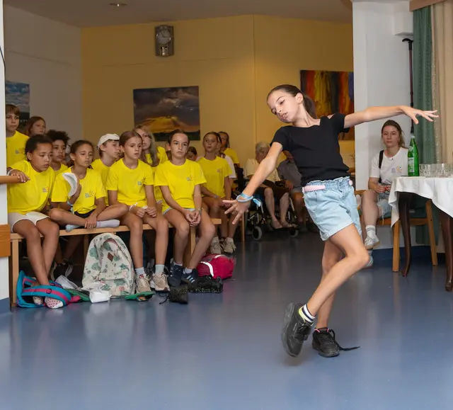 Für die Bewohnerinnen und Bewohner des Pflegewohnhauses führte Tara aus Serbien gleich zwei moderne Tänze auf.