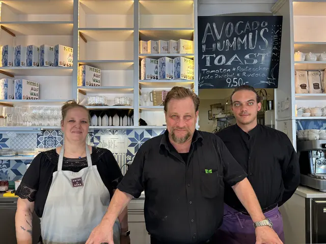 Die beiden Mitarbeitenden von Günter Heiss, Nina und Marvin, werden voraussichtlich von "Venido" übernommen. | Foto: Lauren Fahrenberger / MeinBezirk