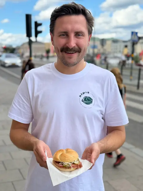 Der Welser Ex-Polizist Gabriel Lehner will mit seinem Street-Food-Lokal "Alpis" und echtem Leberkäse aus Österreich bei den Schweden in Stockholm punkten. | Foto: Alpis