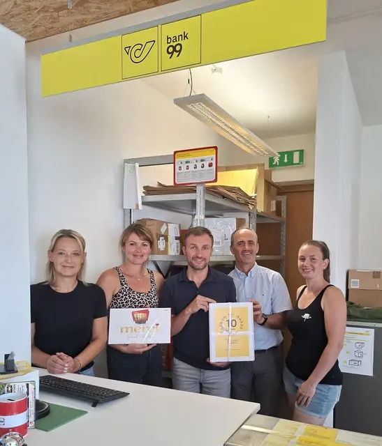 V. l.: Natalie Winkler, Profiforst-Mitarbeiterin, Julia Bangerl, Profiforst-Mitarbeiterin, Gerhard Moser, Geschäftsführer von Profiforst, Josef Leherbauer, Postpartner Betreuer der Österreichischen Post und Isabella Schachner, Profiforst-Mitarbeiterin. | Foto: Österreichische Post