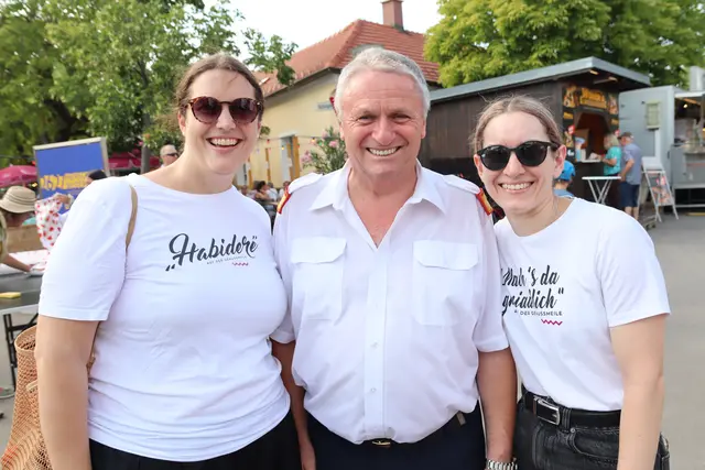 Manuela und Anna vom Wienerwald-Tourismus mit Ehren-Bezirkskommandant Anton Kerschbaumer. | Foto: Manfred Wlasak