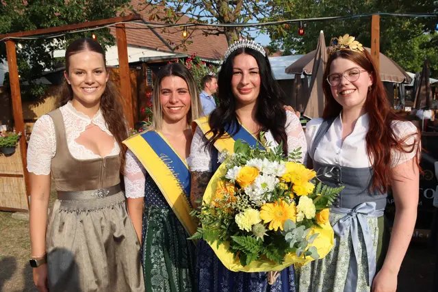 Gekrönte Häupter: Herbstkönigin Ida aus der Partnergemeinde Hörstein, Vize-Weinkönigin Beata, Königin Amanda und Landesweinkönigin Marie. | Foto: Manfred Wlasak