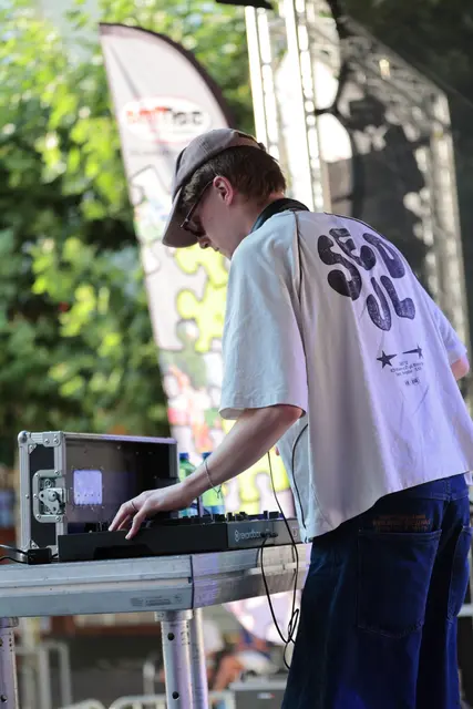 DJ Manic One heizte zu den tropischen Temperaturen ordentlich ein