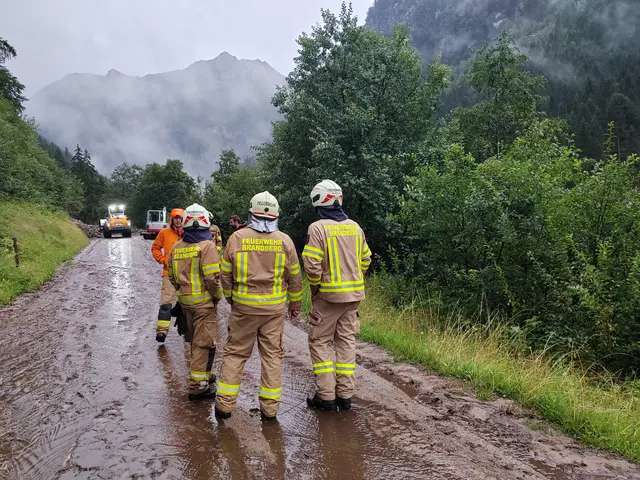 Nach den heftigen Regenfällen gingen in Tux und Brandberg mehrere Muren ab. Straßen wurden verschüttet, die Feuerwehren standen bis in die Nacht im Einsatz. | Foto: zoom.tirol