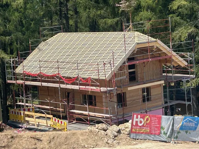 Die Hütte wird der neue Stützpunkt der Kameradschaft der Kärntner Bergwacht – Einsatzstelle Bleiburg, im Keller errichtet Franz Skuk eine öffentliche WC-Anlage. | Foto: Moser