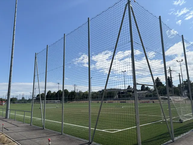 Rund um die Fußballplätze in der Hasenleitengasse werden noch 177 Bäume gepflanzt.  | Foto: Luca Arztmann/MeinBezirk