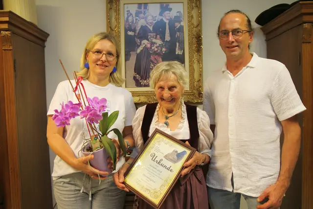 Auszeichnung für das neue Ehrenmitglied der Erlauftaler Goldhaubengruppe: Hermine Gleiß (M.) mit Obmann Christian Hörhan (r.) und seiner Stellvertreterin Doris Pieler
 | Foto: Franz Wiesenhofer/Erlauftaler Goldhaubengruppe