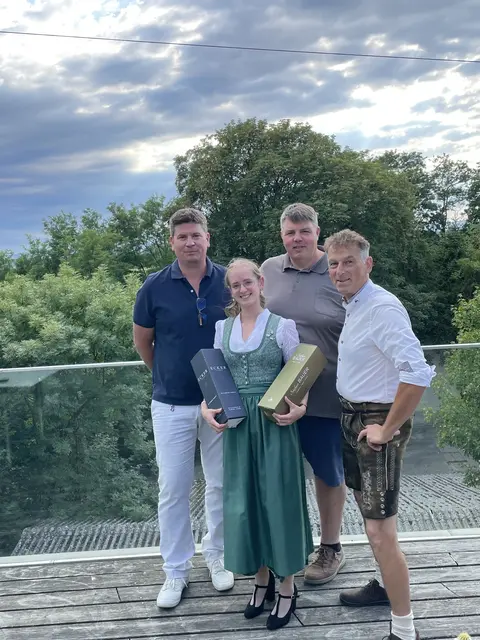 Bernhard Ecker (Obmann Gebietsweinbauverband Wagram), Laura Brunhofer, Stefan Bauer (Vorsitzender Regionales Weinkomitee Wagram) und Günther Brunhofer. | Foto: RWK Wagram