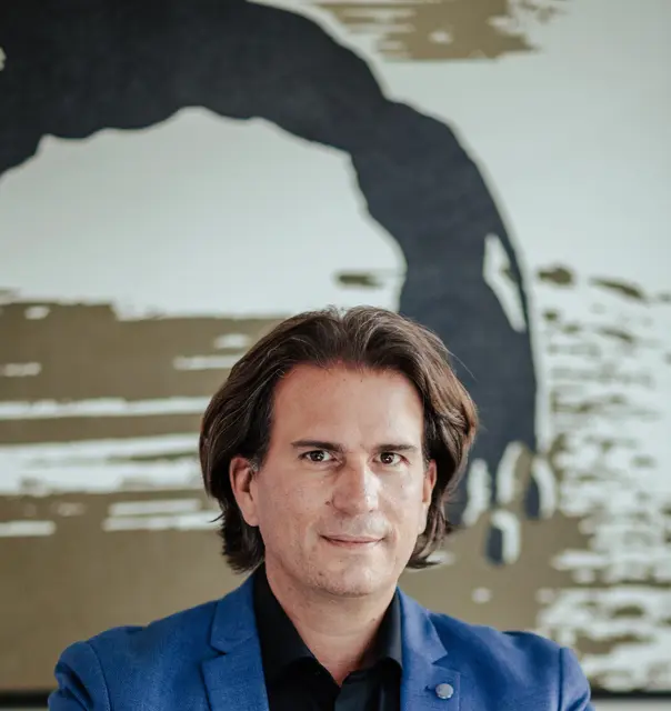 Alexander Schatz (Wir für Telfs) spricht sich gegen höhere Parkgebühren in Telfs aus und will am Modell mit der kostenlosen ersten Parkstunde festhalten. | Foto: WFT