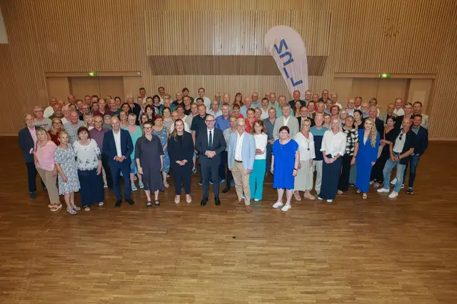 Bürgermeister Dietmar Prammer und Vizebürgermeisterin Merima Zukan (beide SPÖ) mit den UGL-Pensionist*innen beim Empfang im Festsaal des Neuen Rathauses. | Foto: Stadt Linz