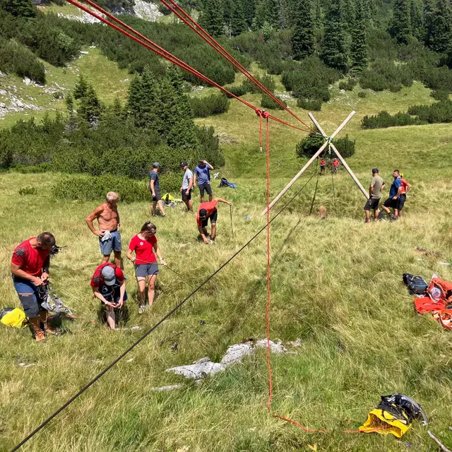 Zu einem nicht ganz alltäglichen Einsatz wurde die Bergrettung Tragöß am Sonntag auf die Bärnsbodenalm gerufen. | Foto: Bergrettung Tragöß