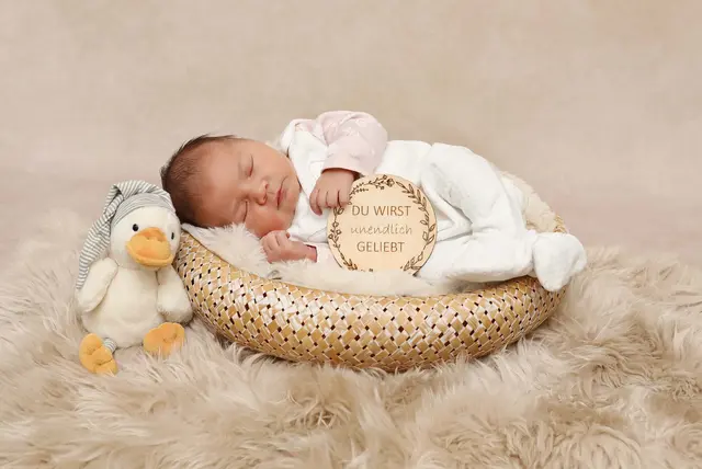 Name: Livia
Geburtsdatum: 2.7.2026
Gewicht: 3.940 g
Größe: 53 cm
Geschwister: Lia
Eltern: Corinna und Andreas Mauerhofer in Hartberg | Foto: FotoStudio Semler