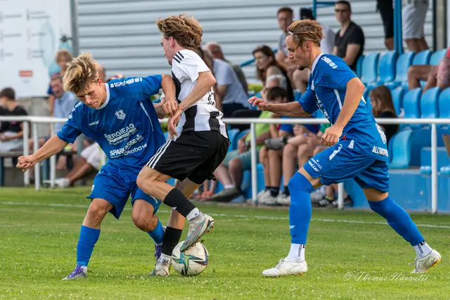 Lukas Krapf (links) kämpft um den Ball, während sein Teamkollege David Surböck unterstützend zur Stelle ist. | Foto: Thomas Navratil