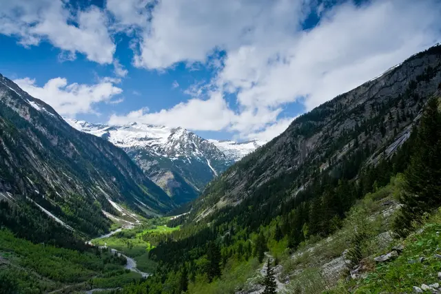 Am Floitengrund in Ginzling kam eine Gruppe Wanderer am Donnerstag in eine alpine Notlage, weil sie aufgrund einer weggerissenen Brücke nicht mehr weiterkamen. | Foto: smarterpix/DDN
