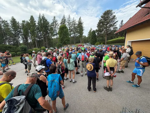 Zahlreiche Teilnehmerinnen und Teilnehmer folgten der Einladung zur Hannes-Primus-Gedenkwanderung. | Foto: Privat