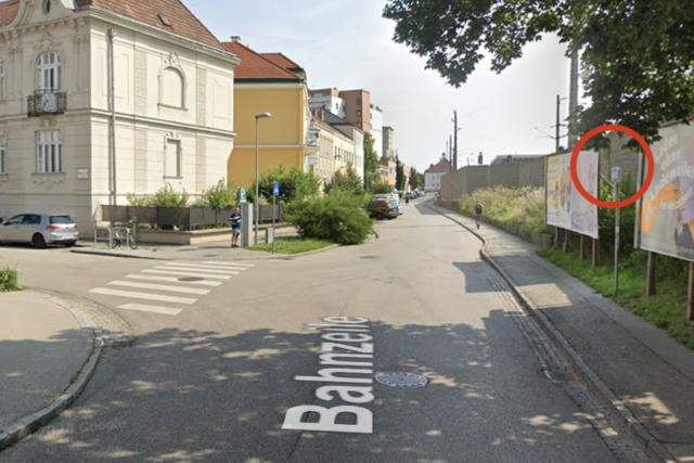 Fährt man in der Bahnzeile Richtung Bahnhof, ist das Einbahnschild nur schwer zu sehen. | Foto: Screenshot Google Maps