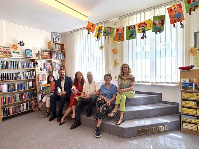 In der Bücherei Weißenbach v.l.: Christa Pohler, Florian Klotz, Cornelia Hagele, Harald Schwarzenbrunner, Helga Leiter und Susanne Pohler. | Foto: MeinBezirk/Hartman
