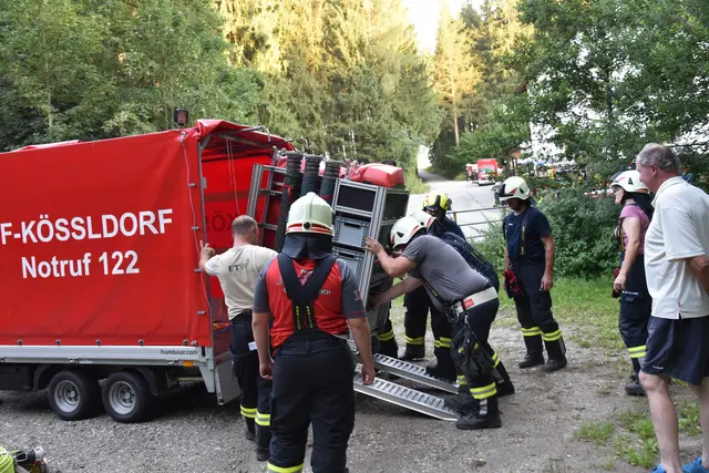 Der Rollcontainer mit ´dem Falttank wird abgeladen | Foto: Alois Braid / FF Kössldorf