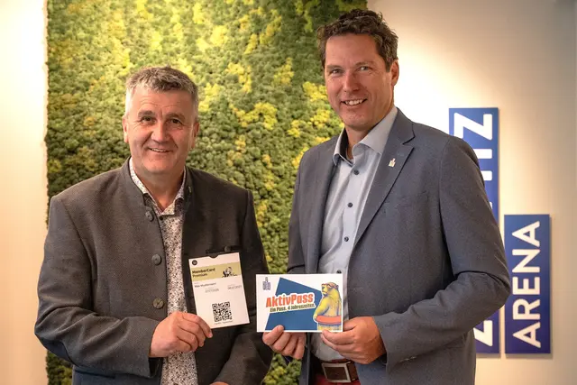 v.l.: Theo Zoller (Obmann Tourismusverband Tiroler Zugspitz Arena) und TVB-Geschäftsführer Björn Scherer präsentieren die neuen Vorteilspässe. | Foto: Tiroler Zugspitz Arena/Nicola Radovic
