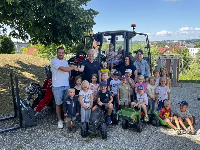 Der Firma Mauch kaufte die Gemeinde Freinberg einen neuen Hoftrac ab. Bei der Übergabe des neuen Bauhof-Fahrzeugs hatte Firmenvertreter Martin Lechner (li.) zwei neue Trettraktoren samt Zubehör für den Kindergarten Freinberg dabei. | Foto: Gemeinde Freinberg