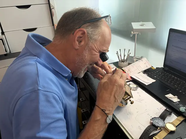 So kennen die Kunden Manfred Frosch: Mit der Lupe am Auge bei einem Reparaturauftrag. | Foto: Gaube