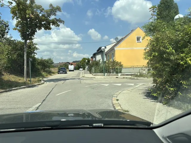 Viele fahren hier beim Alten Ziegelweg einfach geradeaus ohne zu schauen. | Foto: Victoria Edlinger