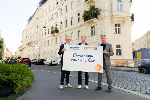 v.l.: Thomas Angerer, Geschäftsführer der Wiener Netze, Wolfgang Petschk, Vorstand der Donau-Versicherung und Sascha Zabransky, Geschäftsführer von Wien Energie freuen sich über den Fernwärmeanschluss.  | Foto: Wien Energie / Max Kropitz