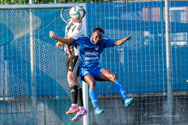 Thierry Ahissan (in Blau) steigt mit seinem Gegenspieler zum Kopfballduell hoch. | Foto: Thomas Navratil