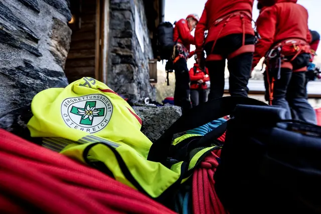 Fünf Einsatzkräfte der Bergrettung Ginzling brachten alle Personen per Notbrücke über den Bach. (Symbolbild) | Foto: Bergrettung Tirol
