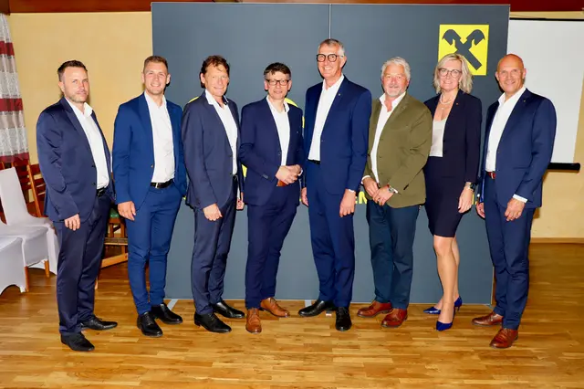 V. l.: Prok. Wolfgang Hirschbeck, Prok. Andreas Almer, VDir. Josef Fast, Markus Pieber, VDir. Christian Kirchsteiger, DI Oskar Beer, Prok. Andrea Konrath, Prok. Thomas Zehetleitner. | Foto: Sarah Bruckner
