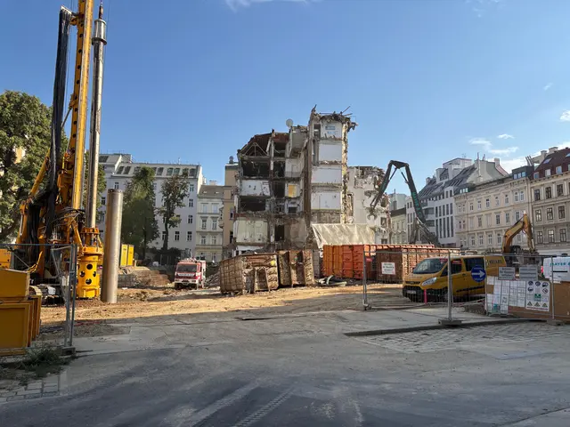 Bis Ende August wird das alte Gebäude der Confraternität abgetragen.  | Foto: Fabian Franz/MeinBezirk
