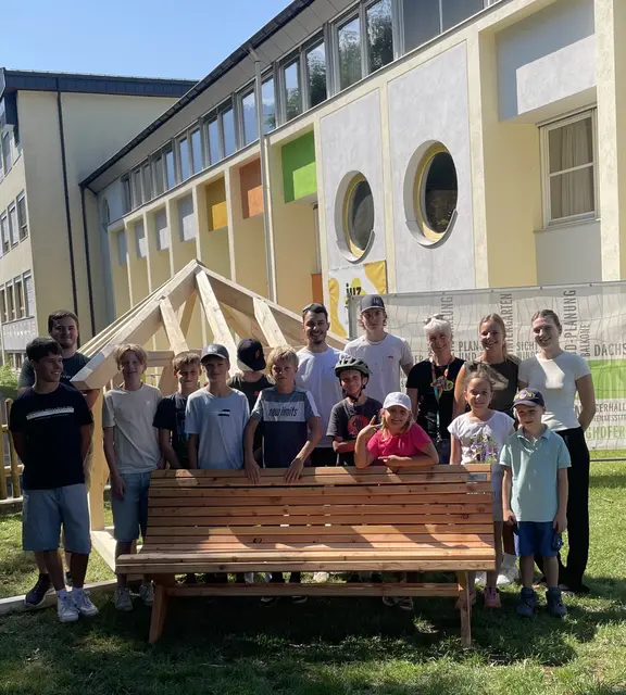 Mit viel Engagement gingen die Jugendlichen beim Zimmerer-Workshop im JUZ Niederndorf ans Werk. | Foto: Johanna Weber 