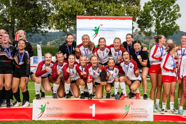 Mit nur 17 Jahren jubelt die Grieskirchnerin über ihren zweiten Weltemeistertitel.  | Foto: Noelia Rueegger