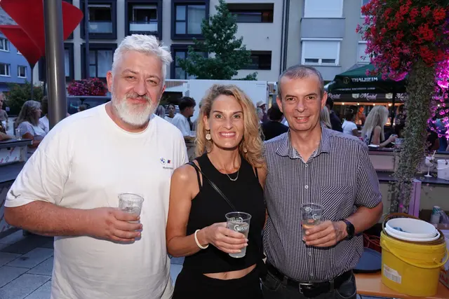Sichtlich zufrieden präsentierten sich nicht nur die Gastronomen mit der Music Night sondern auch Vertreter der Gemeinde und des Citymanagements. | Foto: MeinBezirk/Michael Blinzer
