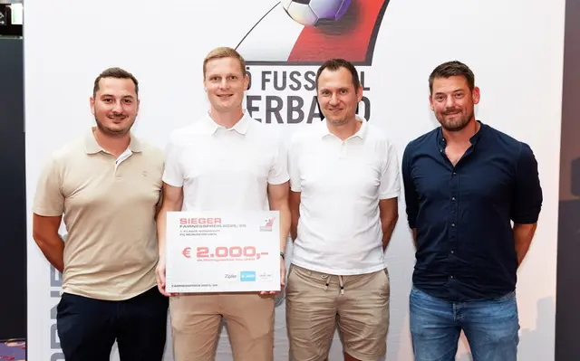 Der Kapitän des FC Münzkirchen, Gabriel Ritzberger ( 2. v. l.) und Vereinskollegen nahmen das Preisgeld in Höhe von 2.000 Euro entgegen. | Foto: Richard Haidinger