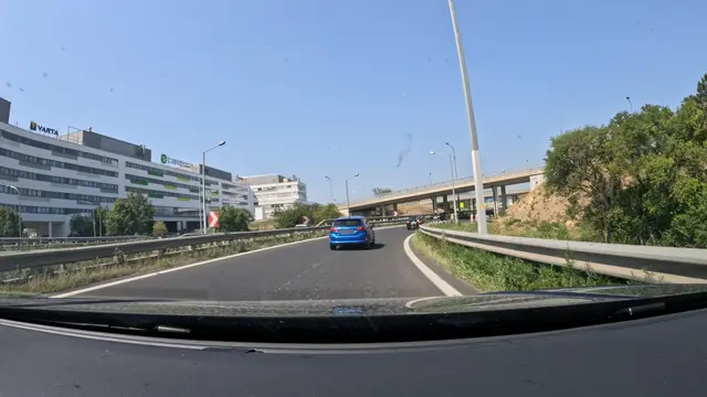 Auch auf der Autobahnauffahrt von der B12 Richtung Wien erkennt der Fahrlehrer Verbesserungspotenzial. Viele Autofahrer würden sich dort ohne ersichtlichen Grund zu weit links einordnen. Entstehe ein Rückstau, fehle dadurch der Platz, um eine funktionierende Rettungsgasse zu bilden. | Foto: Dominik Bauer