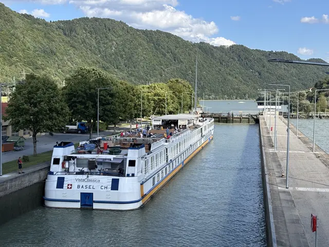 Ein Schweizer Kreuzfahrtsschiff auf der Donau beim Durchschleusen im Kraftwerk Jochenstein. In diesem Abschnitt können derzeit Personenschiffe noch fahren. | Foto: Gruber