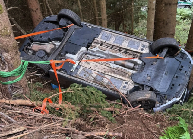 Das Auto ist auf dem Dach liegen geblieben. | Foto: Freiwillige Feuerwehr Millstatt