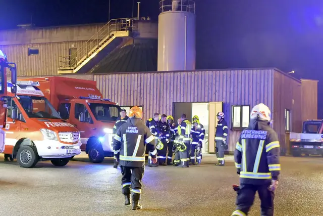 Schadstoffeinsatz in Schalchen: Vier Feuerwehren pumpten in der Nacht verunreinigtes Abwasser aus dem Innenraum der Kläranlage. | Foto: Manfred Fesl
