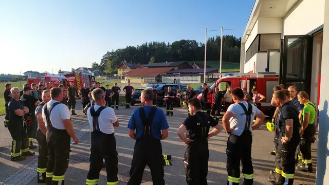 Kurze Besprechung vor Schulungsbeginn vor dem Feuwerwehrhaus Aschenberg-Kössldorf | Foto: Alois Braid / FF Kössldorf