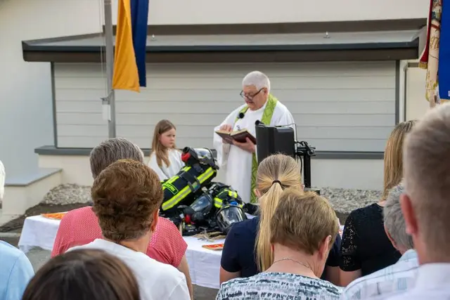 Nach der Feldmesse stand die Segnung der neuen Atemschutzgeräte durch Pfarrer Heinrich Wollny im Mittelpunkt. | Foto: Kerstin Longin